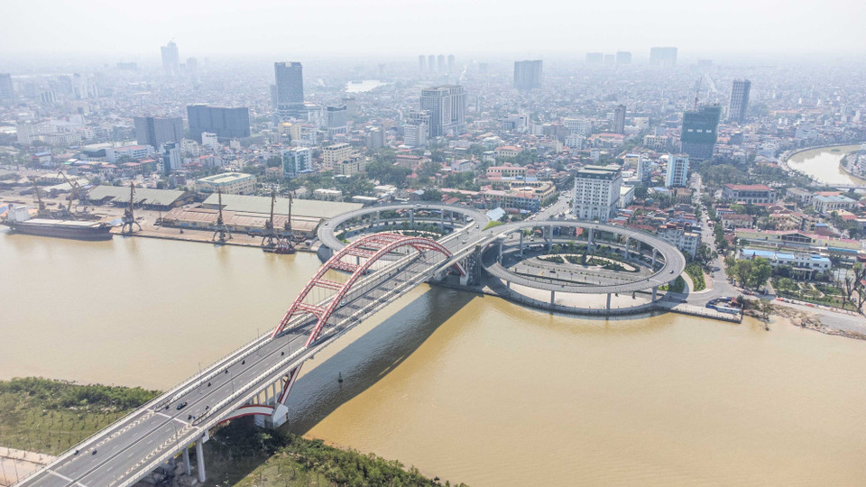 Cầu Hoàng Văn Thụ kết nối phường Minh Khai (quận Hồng Bàng) với xã Tân Dương (huyện Thủy Nguyên), (Ảnh: Hoàng Hiếu/TTXVN)