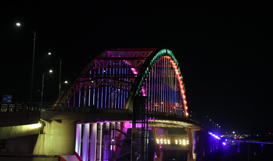 Cầu Hoàng Văn Thụ được trang hoàng ánh sáng, là điểm nhấn của thành phố Hải Phòng về đêm. (Ảnh: Quốc Khánh/TTXVN)