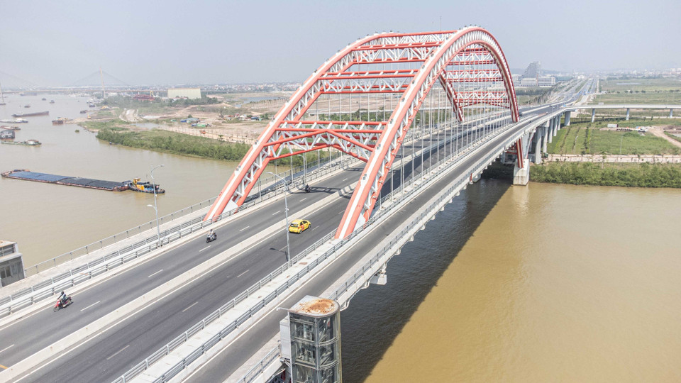 Cầu Hoàng Văn Thụ là cầu vòm ống thép nhồi bê tông chạy giữa sơ đồ nhịp 45m+200m+45m, rộng 33,5m gồm 4 làn xe cơ giới, 2 làn xe hỗn hợp và 2 lề đi bộ. (Ảnh: Hoàng Hiếu/TTXVN)