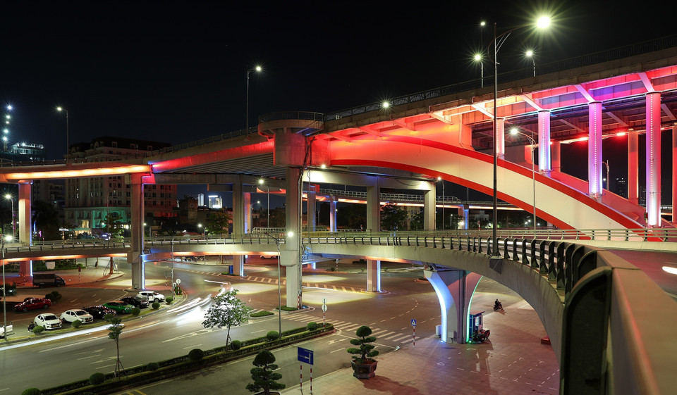 Cầu Hoàng Văn Thụ được trang hoàng ánh sáng, là điểm nhấn của thành phố Hải Phòng về đêm. (Ảnh: Quốc Khánh/TTXVN)