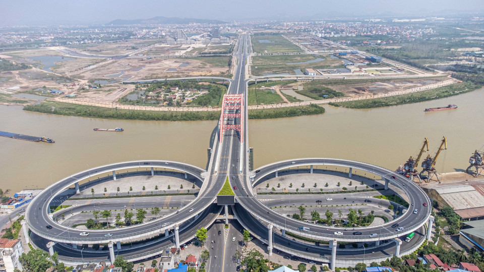 Cầu Hoàng Văn Thụ có chiều dài hơn 1,5 km nối phường Minh Khai (quận Hồng Bàng) với xã Tân Dương (huyện Thủy Nguyên). (Ảnh: Hoàng Hiếu/TTXVN)