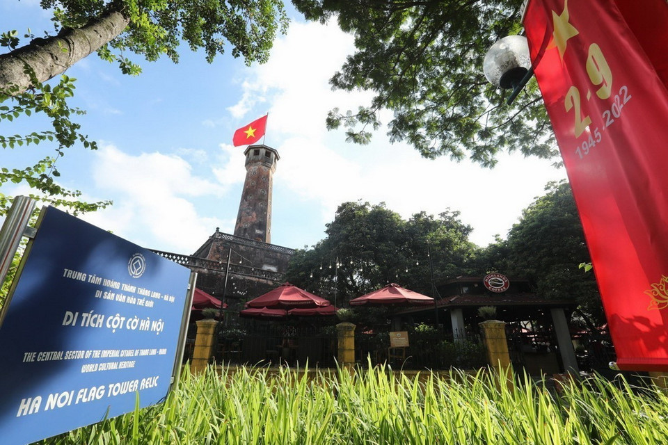 Cờ, áp phích được trang trí quanh khu vực Di tích Cột cờ Hà Nội trong những ngày mùa Thu tháng Tám. (Ảnh: Minh Quyết/TTXVN)