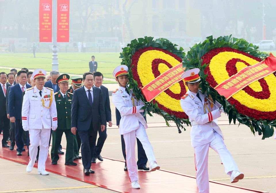 Các đồng chí lãnh đạo, nguyên lãnh đạo Đảng, Nhà nước đặt vòng hoa và vào Lăng viếng Chủ tịch Hồ Chí Minh. (Ảnh: An Đăng/TTXVN)