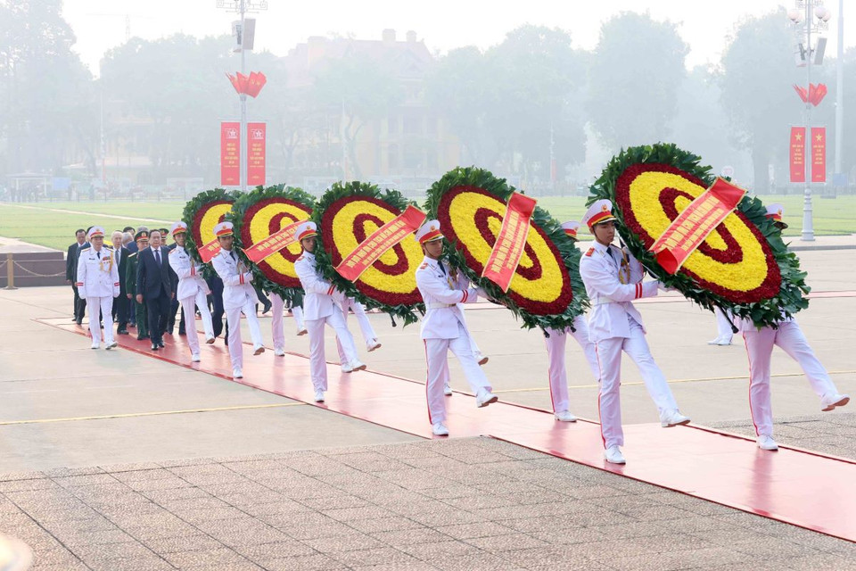 Các đồng chí lãnh đạo, nguyên lãnh đạo Đảng, Nhà nước đặt vòng hoa và vào Lăng viếng Chủ tịch Hồ Chí Minh. (Ảnh: An Đăng/TTXVN)