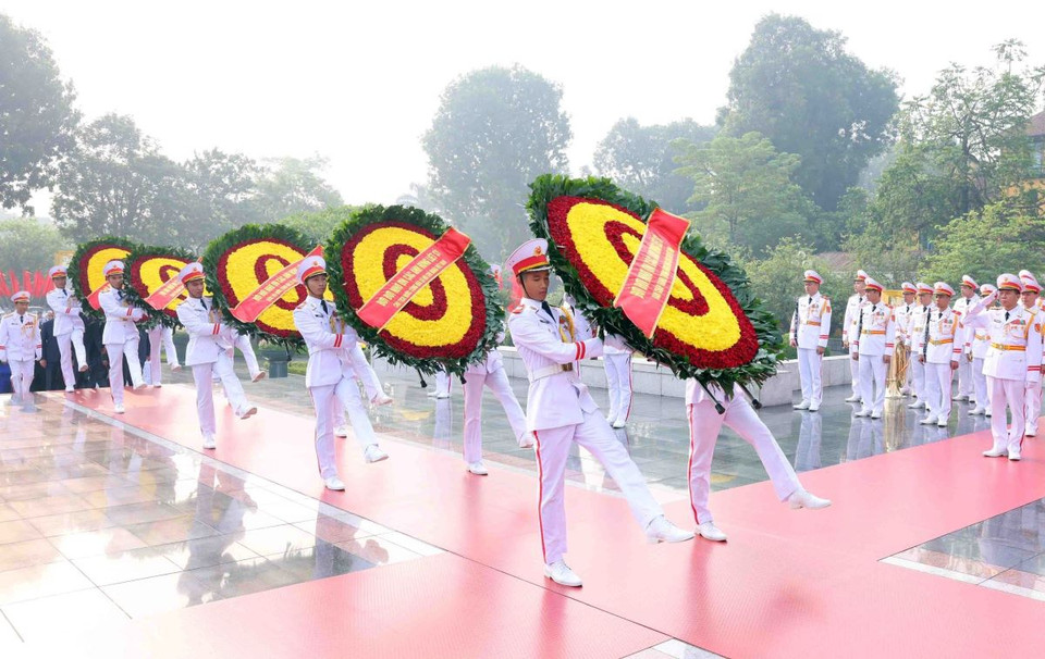 Đoàn đại biểu Lãnh đạo, nguyên Lãnh đạo Đảng, Nhà nước tới đặt vòng hoa tưởng niệm các Anh hùng Liệt sỹ. (Ảnh: Phạm Kiên/TTXVN)
