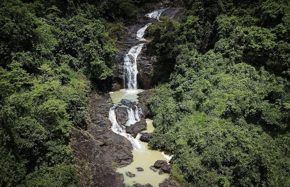 Với 200ha rừng nguyên sinh, thôn bản cộng đồng dân cư dân tộc Mường, thác nước rất đẹp... cùng với các sản phẩm nông nghiệp đặc thù, đây thực sự là những lợi thế rất lớn cho xã Thạch Yên hướng đến việc thúc đẩy phát triển các loại hình du lịch trong tương lai. Trong ảnh: Thác Tải Đai - thác nước tự nhiên kết hợp với cảnh quan núi rừng tự nhiên xung quanh. (Ảnh: Trọng Đạt/TTXVN)