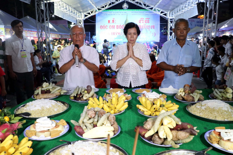 Cúng Trăng tạ ơn trời đất đã ban sản vật cho người dân. (Ảnh: Trung Hiếu/TTXVN)