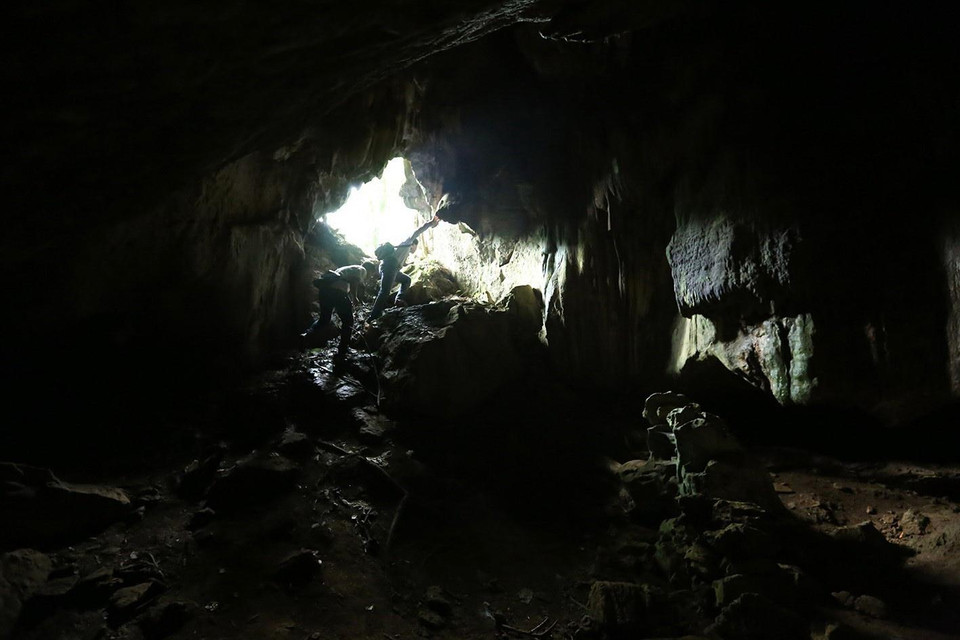 Cửa vào hang hẹp và dốc. (Ảnh: Phan Tuấn Anh/TTXVN)