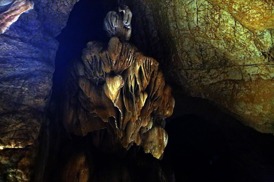 Hang Mường Tỉnh gồm có ba ngăn chính ngăn ngoài cùng có cửa hang hẹp, với diện tích khoảng 600m2, chiều cao 20m, có không gian thoáng đãng, và một bãi đất bằng phẳng. Trong ảnh: Các nhũ đá trong hang có nhiều hình thù đẹp và còn nguyên sơ. (Ảnh: Phan Tuấn Anh/TTXVN)