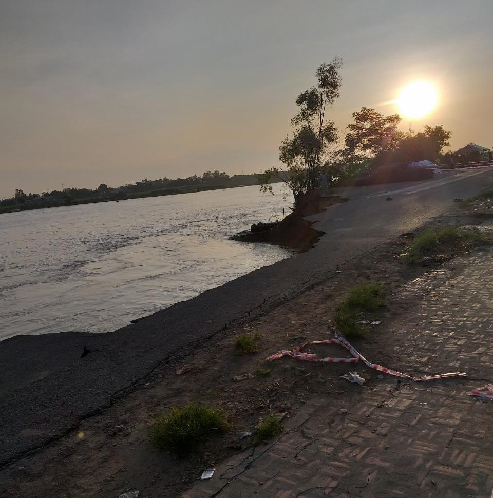 Quốc lộ 91 đoạn đi qua xã Bình Mỹ, An Giang bị sụp hoàn toàn xuống sông Hậu. (Ảnh: Công Mạo/TTXVN)