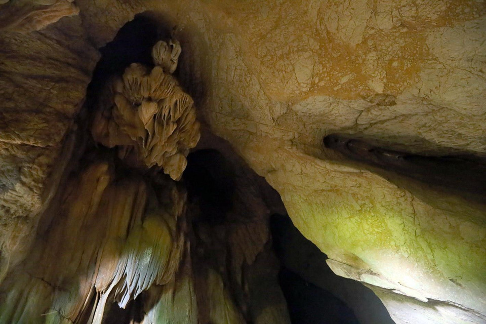 Ngăn giữa diện tích khoảng 20m2, xung quanh là bức tường đá với các hốc đá để cất giữ tài liệu và có đường thoát hiểm; trong cùng là ngăn thứ ba rộng khoảng 30m2. (Ảnh: Phan Tuấn Anh/TTXVN)