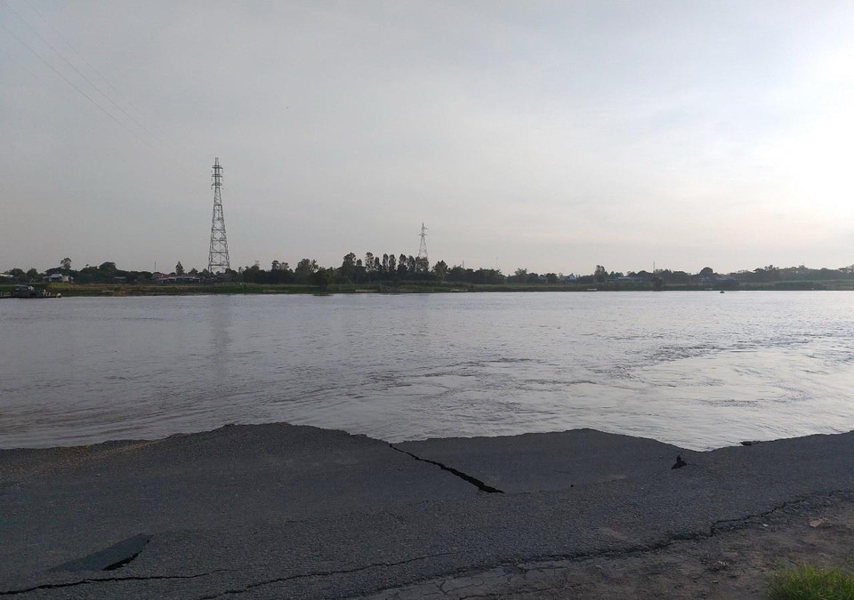 Quốc lộ 91 đoạn đi qua xã Bình Mỹ, An Giang bị sụp hoàn toàn xuống sông Hậu. (Ảnh: Công Mạo/TTXVN)