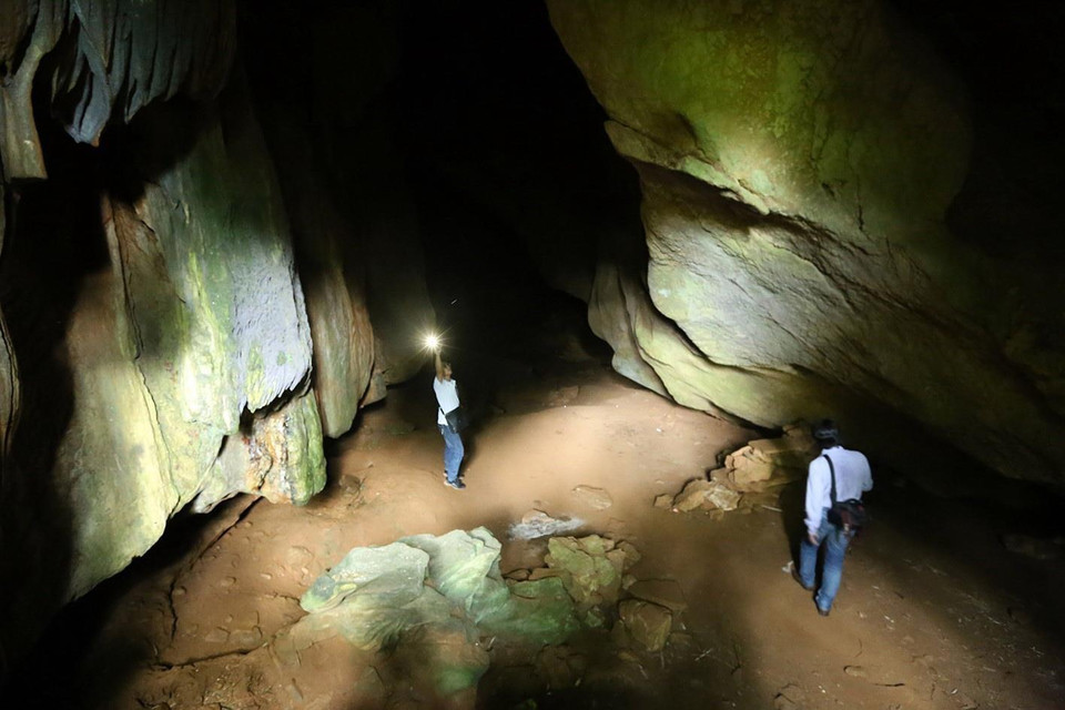 Trong lòng hang rộng, có chiều cao 20m. (Ảnh: Phan Tuấn Anh/TTXVN)