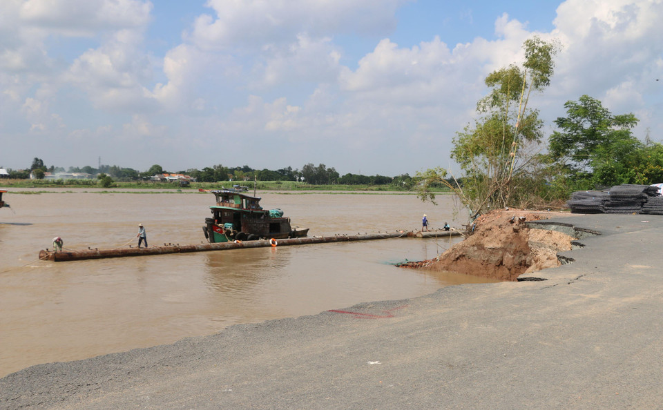  Đơn vị thi công khắc phục khẩn cấp sự cố sạt lở nghiêm trọng Quốc lộ 91 đã tạm ngừng thi công để chờ đánh giá lại địa chất khu vực từ các cơ quan chức năng, đưa ra giải pháp thi công hoàn trả lại nền đường. (Ảnh: Công Mạo/TTXVN)
