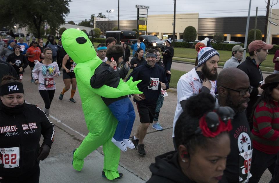 Người dân tham gia cuộc thi chạy Halloween tại Houston, Texas, Mỹ, ngày 26/10/2019. (Ảnh: THX/TTXVN)