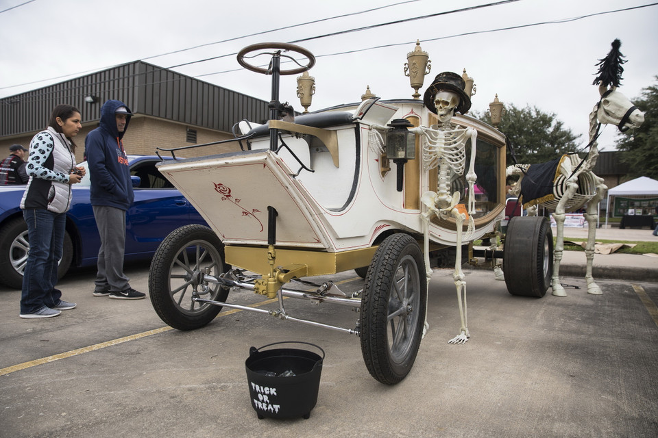 Ôtô được trang trí theo chủ đề Halloween tại triển lãm ở Houston, Texas, Mỹ, ngày 26/10/2019. (Ảnh: THX/TTXVN)