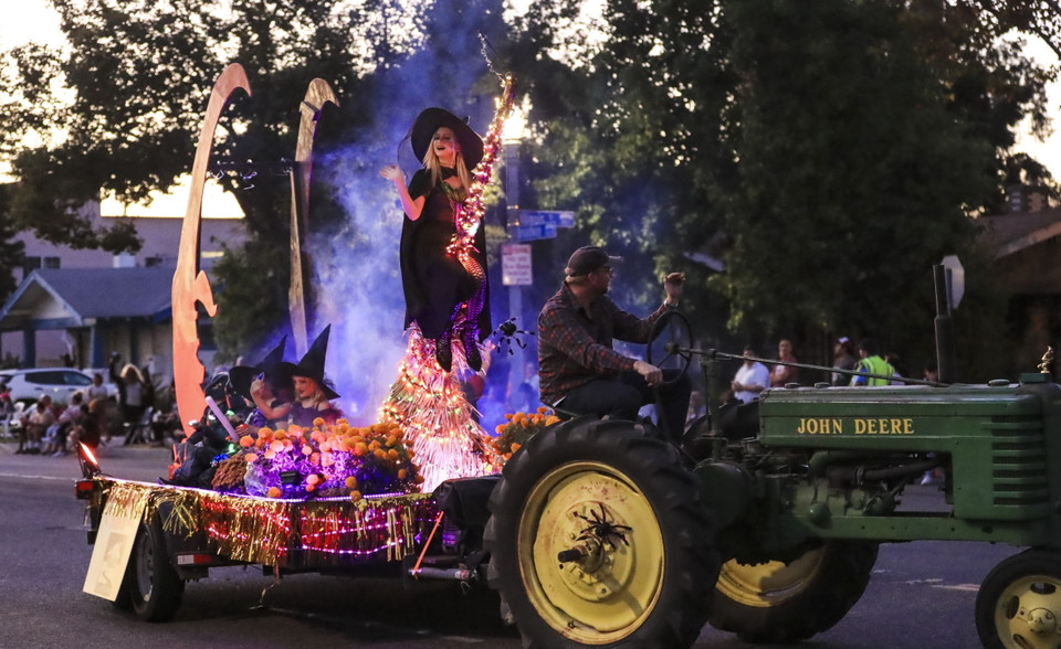 Người dân trong trang phục hóa trang đặc sắc tham gia lễ diễu hành Halloween ở Anaheim, Mỹ, ngày 26/10/2019. (Ảnh: THX/TTXVN)