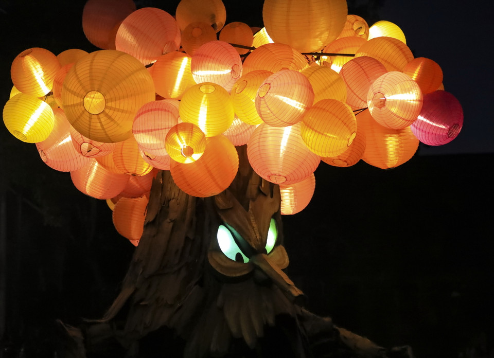 Đèn trang trí Halloween tại lễ diễu hành Halloween ở Anaheim, Mỹ, ngày 26/10/2019. (Ảnh: THX/TTXVN)