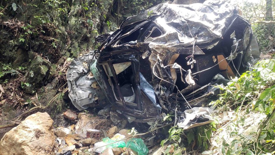 Sau khi rơi xuống vực ở Tam Đảo, phần đầu của chiếc xe ôtô con bị biến dạng hoàn toàn. (Ảnh: Hoàng Hùng/TTXVN)