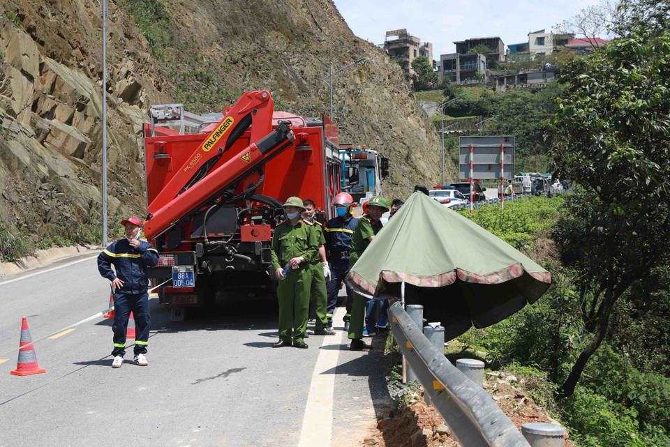 Chiều 26/4, tại km21 Quốc lộ 2B hướng lên thị trấn Tam Đảo đã xảy ra va chạm giao thông giữa ôtô con biển kiểm soát 24A-10036 chở 4 người trú tại thị trấn Tam Đảo với xe máy do anh Phùng Đức Chung, sinh năm 2001 trú tại thành phố Vĩnh Yên điều khiển. Trong ảnh: Lực lượng chức năng làm việc tại hiện trường vụ tai nạn. (Ảnh: Hoàng Hùng/TTXVN)