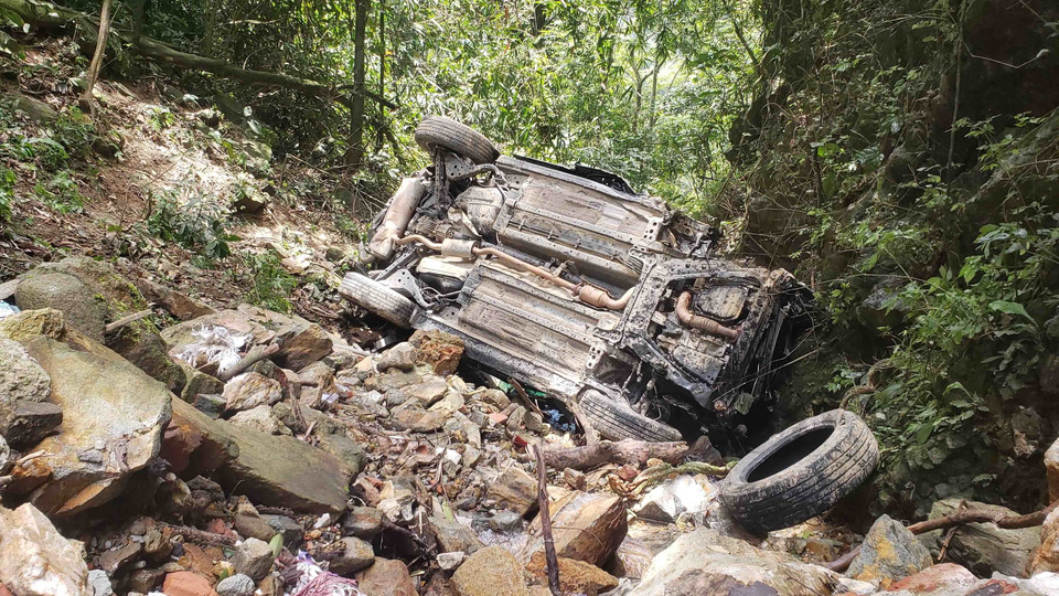 Sau khi rơi xuống vực ở Tam Đảo, chiếc xe ôtô con rơi xuống gần một con suối nhỏ và bị hư hỏng nặng. (Ảnh: Hoàng Hùng/TTXVN)
