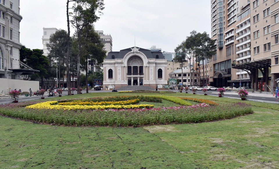 Hiện Ban Quản lý đường sắt đô thị Thành phố Hồ Chí Minh cũng đã thực hiện tháo dỡ toàn bộ rào chắn, mặt bằng phía trước Nhà hát Thành phố đã được tái lập hoàn toàn, trả lại không gian thông thoáng và sạch đẹp cho khu vực này. Trong ảnh: Khu đất trống trước Nhà hát Thành phố trên đường Lê Lợi đã được tái lập với các mảng xanh. (Ảnh: Tiến Lực/TTXVN)