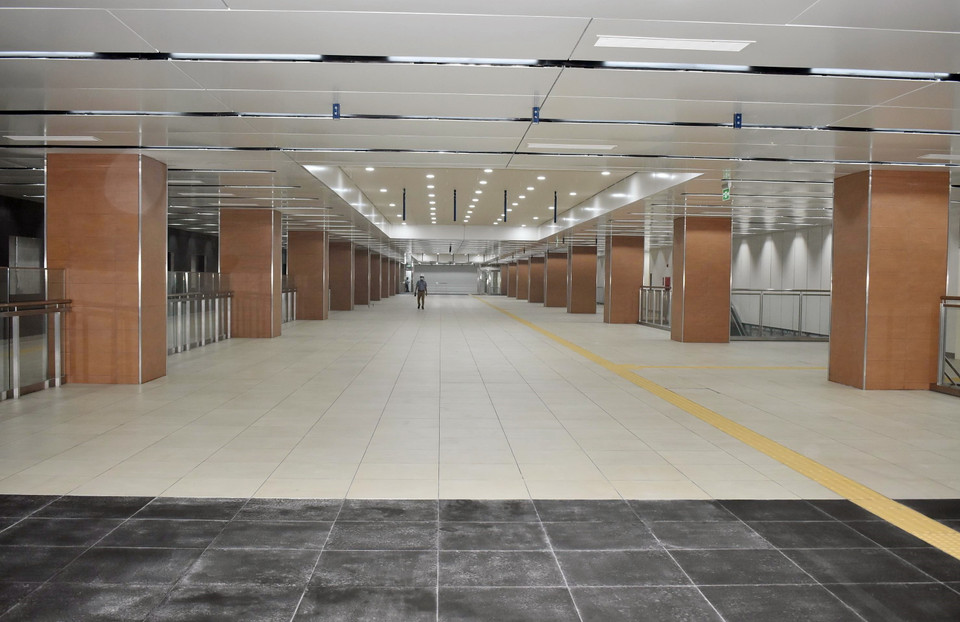 Sảnh đợi dành cho hành khách sau khi đã mua vé đến lượt để xuống tầm B2 và B4 đi tàu tại ga Nhà hát Thành phố. (Ảnh: Tiến Lực/TTXVN)