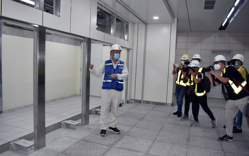 Khu vực cửa bán vé điện tử cho hành khách đi tàu tại tầng B1 ga Nhà hát Thành phố. (Ảnh: Tiến Lực/TTXVN)