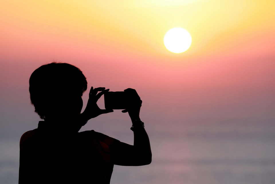 Bắt trọn khoảng khắc đón bình minh đầu tiên của Tổ quốc. (Ảnh: Nhật Anh/TTXVN)