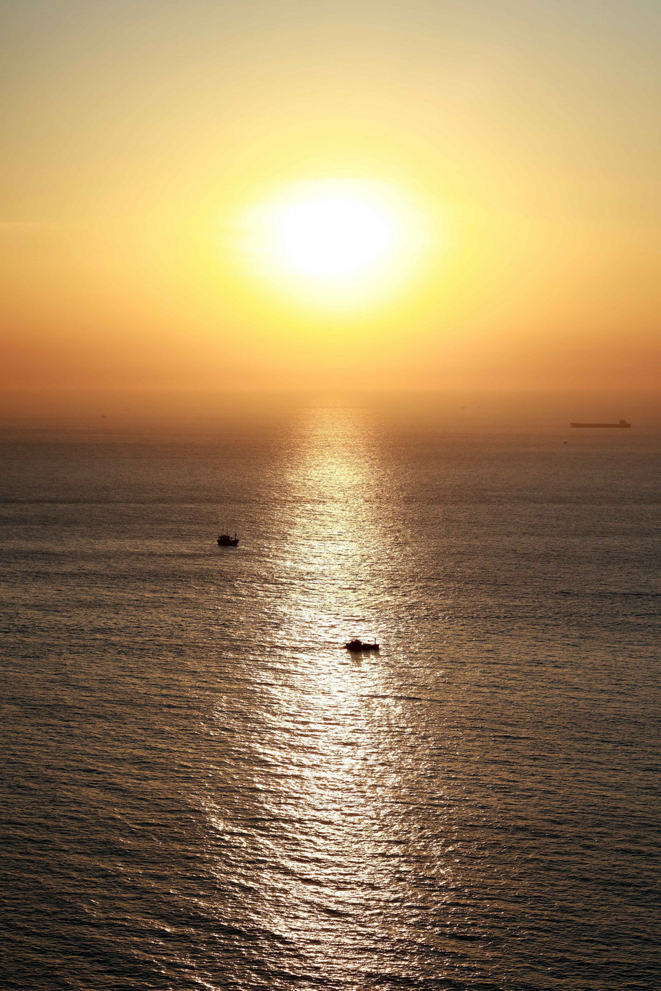 Nằm ở độ cao 110m so với mặt nước biển, từ Mũi Điện nhìn xuống sẽ dễ dàng thấy được khung cảnh mênh mông của đại dương trong ánh bình minh đầu tiên. (Ảnh: Nhật Anh/TTXVN)