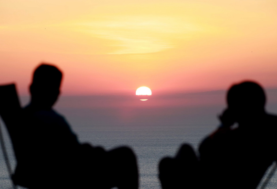 Tận hưởng khoảnh khắc đón bình minh đầu tiên của Tổ Quốc. (Ảnh: Nhật Anh/TTXVN)