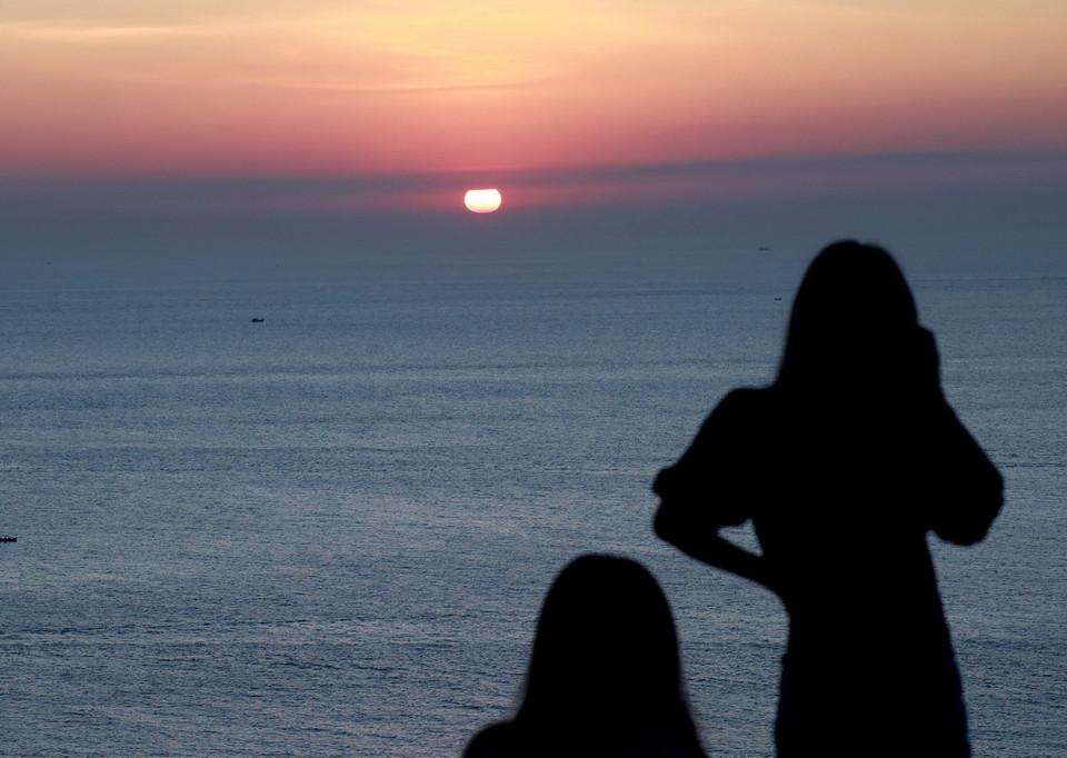 Để đón bình minh đầu tiên, du khách phải có mặt tại Mũi Điện (còn gọi Mũi Đại Lãnh thuộc thị xã Đông Hòa, Phú Yên) trước 5h sáng vào mùa Hè. (Ảnh: Nhật Anh/TTXVN)