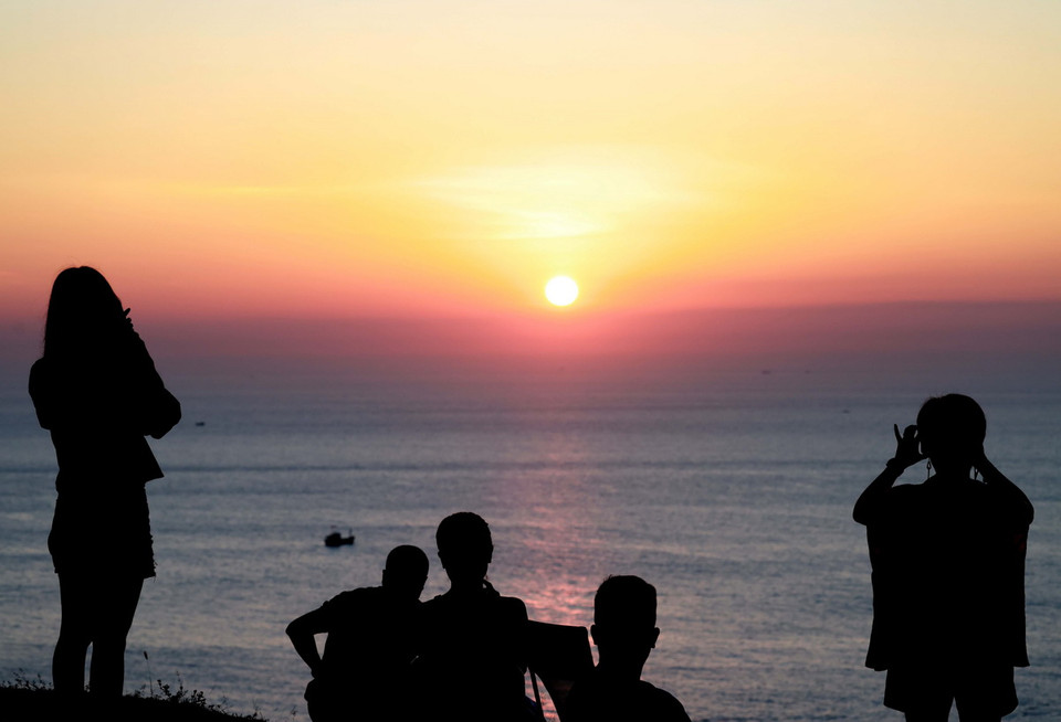 Khoảng thời gian từ tháng 4 đến tháng 9 hàng năm là dịp tốt nhất để đón bình minh tại Mũi Điện. (Ảnh: Nhật Anh/TTXVN)