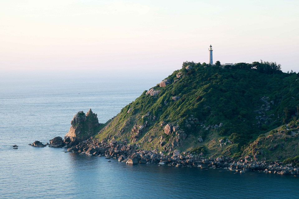 Hải đăng Mũi Điện là một trong những địa điểm đón bình minh sớm nhất của Việt Nam. (Ảnh: Nhật Anh/TTXVN)