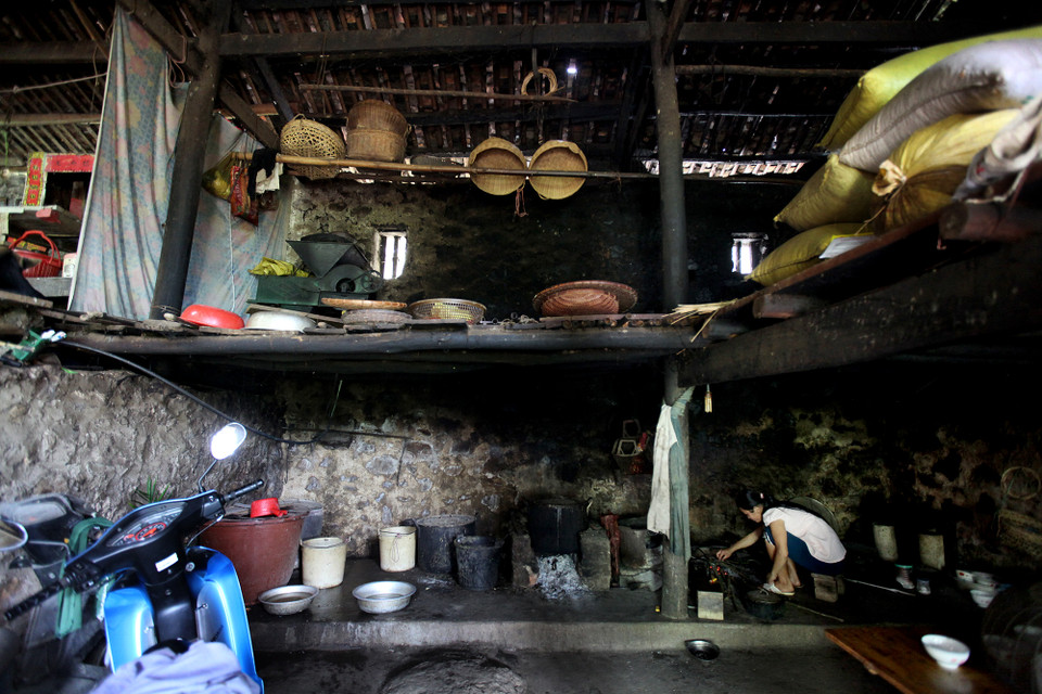 Những cột gỗ cao từ 7 đến 8 mét trong nhà cùng với tường bao đỡ lấy sàn tầng 2 và mái. (Ảnh: PV/Vietnam+)