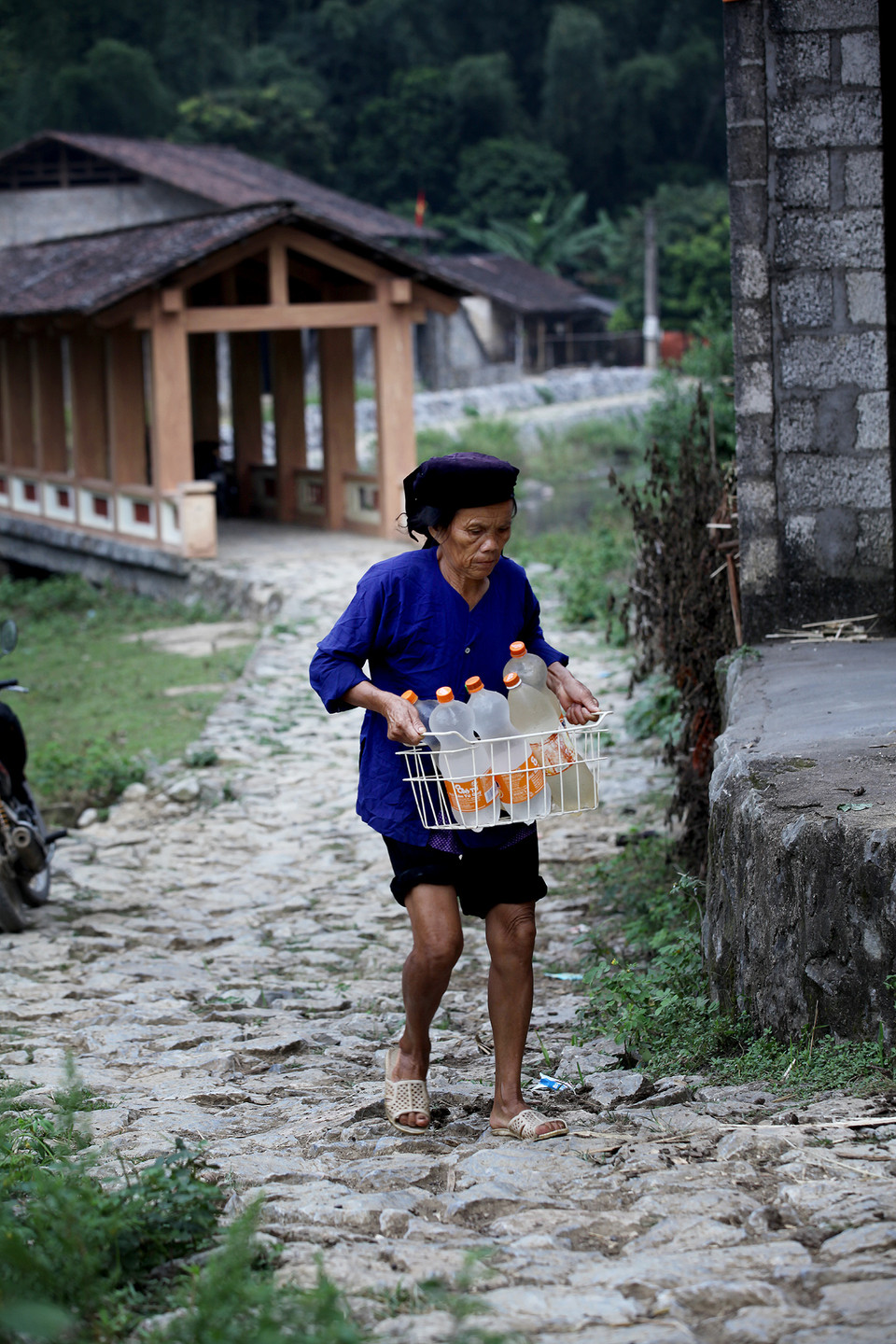 Những con đường, khoảng sân... đều được xếp ngay ngắn gọn gàng bằng đá khiến du khách như lạc vào một làng đá, rừng đá độc đáo. (Ảnh: PV/Vietnam+)