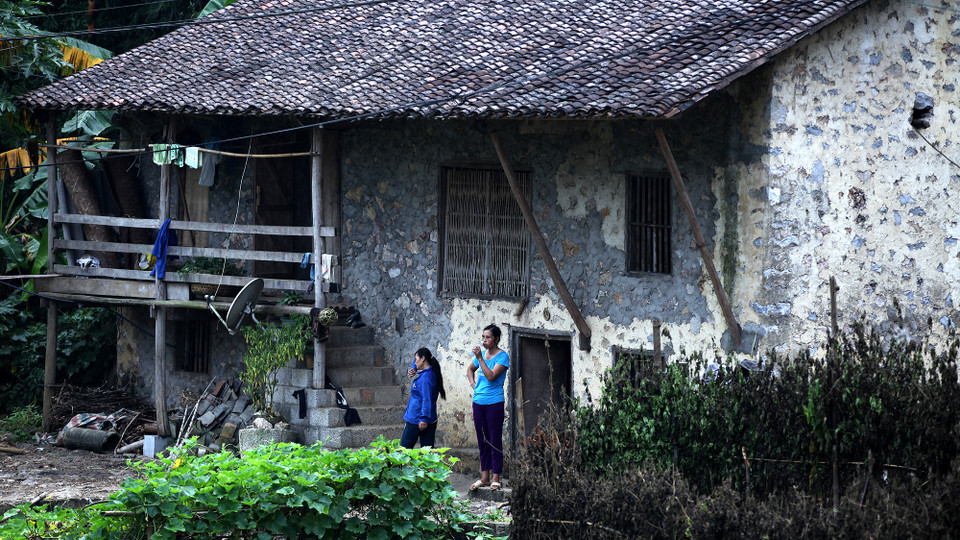 Những bờ tường đá dày 30 đến 40cm được gắn kết chắc bền bằng hỗn hợp vôi tôi trộn cát. Kiến trúc nhà sàn đá gồm 2 tầng với vật liệu chính là đá tạo thành 4 bức tường xung quanh như một bộ khung vững chãi, kiên cố. Tường thường được xây với bề dày 30 đến 40cm. Những viên đá tự nhiên nhiều kích cỡ được xếp chồng lên nhau và gắn với nhau nhờ hỗn hợp kết dính gồm vôi tôi trộn cát. Trong nhà có chừng 5 đến 7 hàng cột gỗ, khoảng cách giữa các cột từ 2m đến 2,5m cùng với tường đá bao quanh đỡ sàn gỗ và mái. Mái gồm 2 mái lợp bằng ngói âm dương. (Ảnh: PV/Vietnam+)