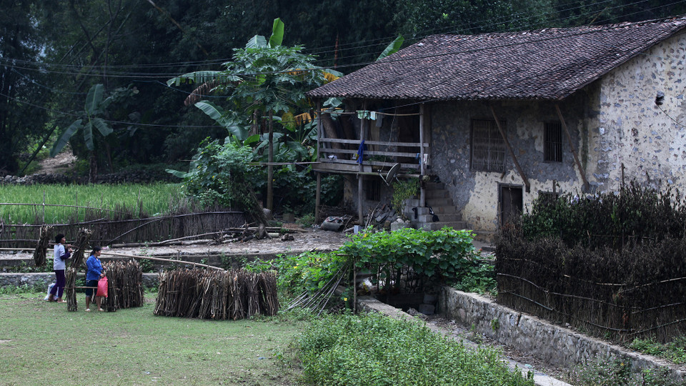 Nằm trong khu vực có di tích thành cổ từ thời nhà Mạc, thôn Khuổi Ky đã được Bộ Văn hóa, Thể thao và Du lịch công nhận là làng truyền thống các dân tộc ít người và đã thực hiện bảo tồn, sửa chữa từng ngôi nhà, xếp đá sân, đường đi, xây dựng nhà Văn hóa 2 tầng theo kiến trúc đặc trưng của người Tày nơi đây. (Ảnh: PV/Vietnam+)