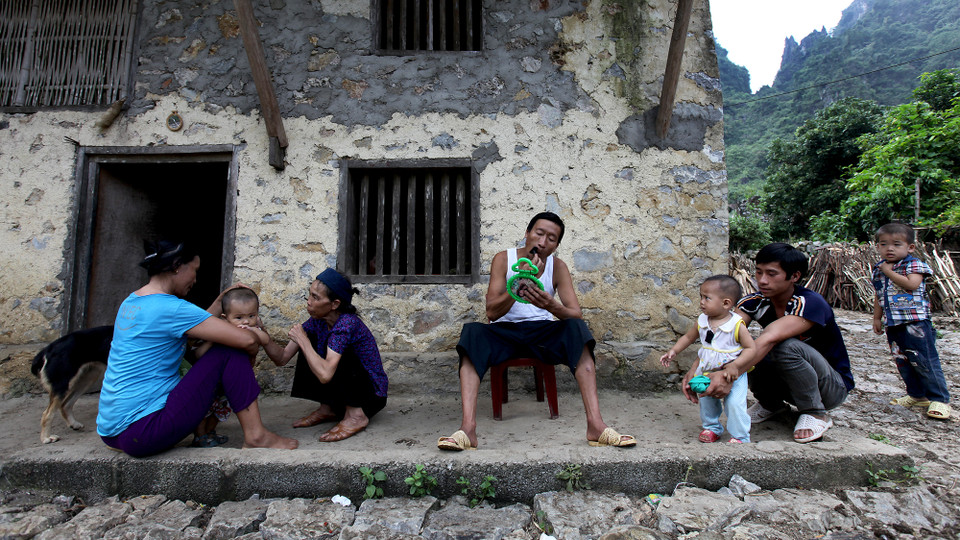 Trải qua thời gian và mưa nắng, các bức tường đá đã loang lổ và bong tróc buộc người dân phải "trùng tu" bằng các vật liệu khác nhau/ (Ảnh: PV/Vietnam+)