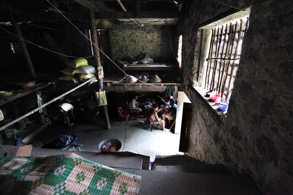 Bếp và nơi tiếp khách thường ở tàng 1, tầng 2 là phòng ngủ và nơi trữ thóc, lúa, hoa màu tránh ẩm mốc. (Ảnh: PV/Vietnam+)