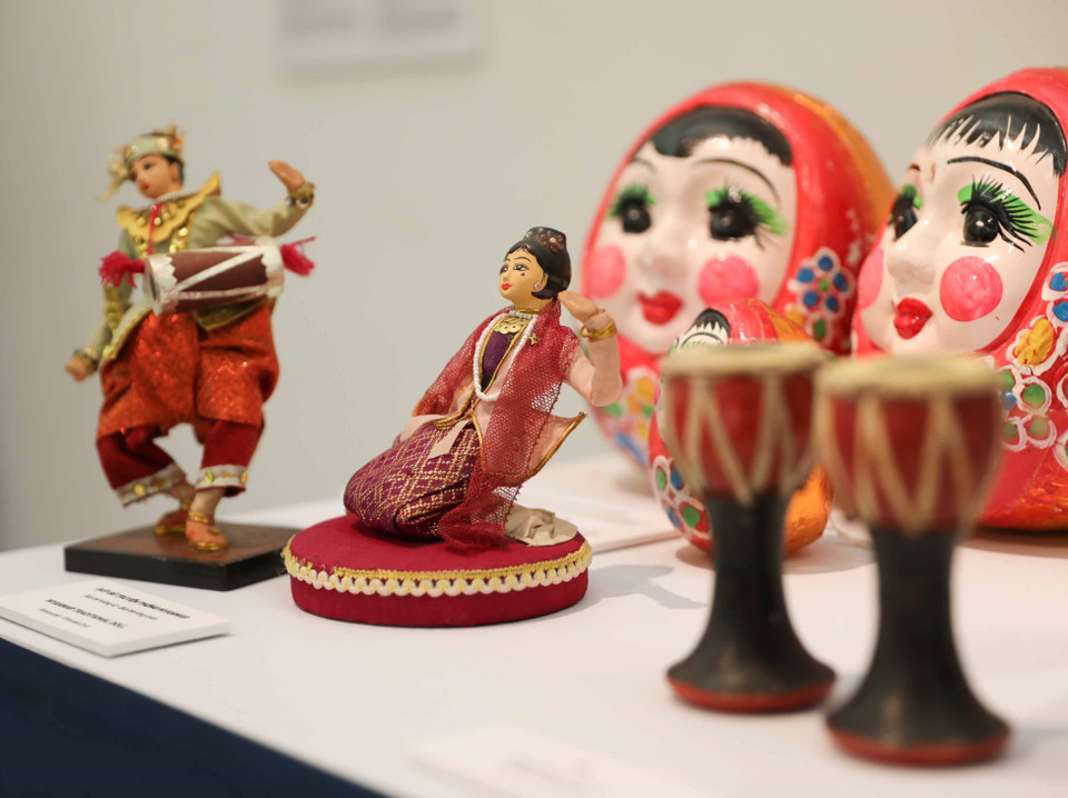 Các sản phẩm trưng bày tại triển lãm mang đậm nét đặc trưng về địa lý, khí hậu, văn hóa truyền thống của mỗi nước ASEAN, đồng thời là bức tranh thể hiện sự giao thoa văn hóa trong khu vực Đông Nam Á. (Ảnh: Thanh Tùng/TTXVN)