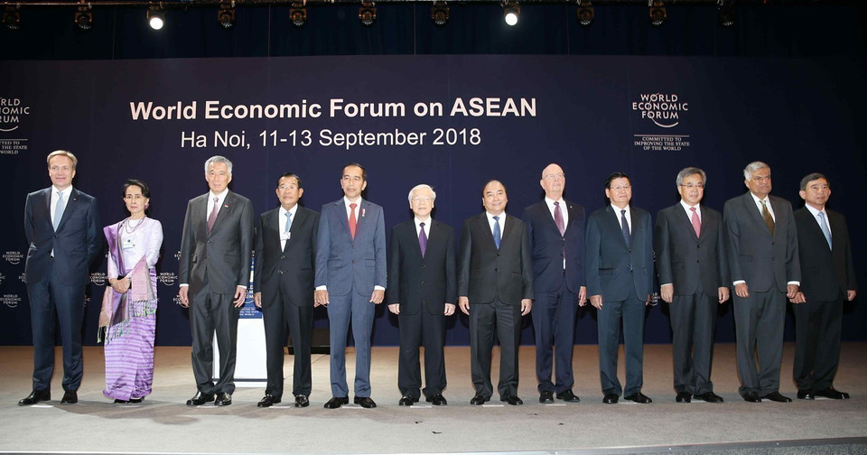 Tổng Bí thư Nguyễn Phú Trọng, Thủ tướng Nguyễn Xuân Phúc, Chủ tịch sáng lập Diễn đàn Kinh tế thế giới (WEF) Klaus Schwab và các Trưởng đoàn tham dự Phiên khai mạc toàn thể Hội nghị WEF-ASEAN 2018 tại Hà Nội, sáng 12/9/2018. (Ảnh: Trí Dũng/TTXVN)