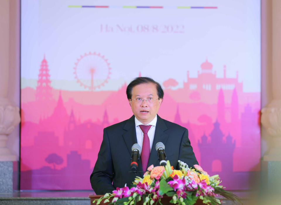 Thứ trưởng Bộ Văn hóa, Thể thao và Du lịch Tạ Quang Đông phát biểu khai mạc triển lãm. (Ảnh: Thanh Tùng/TTXVN)