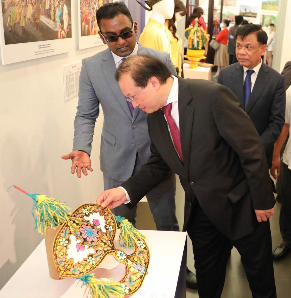 Các sản phẩm trưng bày tại triển lãm mang đậm nét đặc trưng về địa lý, khí hậu, văn hóa truyền thống của mỗi nước ASEAN, đồng thời là bức tranh thể hiện sự giao thoa văn hóa trong khu vực Đông Nam Á. (Ảnh: Thanh Tùng/TTXVN)