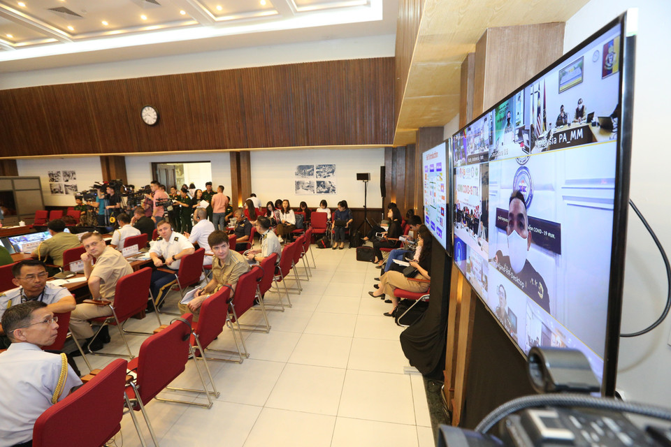 Tuỳ viên Quốc phòng các nước ASEAN và các nước ASEAN + tham dự diễn tập cơ chế phòng, chống dịch COVID-19 giữa quân y các nước ASEAN (ADMM COVID-19) trực tuyến tại điểm cầu Hà Nội. (Ảnh: Dương Giang/TTXVN)