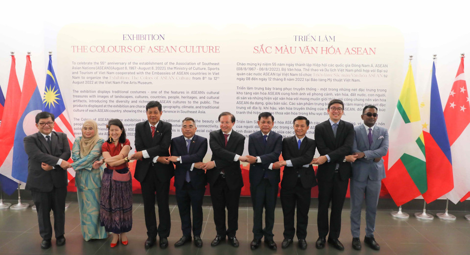 Đại biểu chụp ảnh chung tại không gian triển lãm. (Ảnh: Thanh Tùng/TTXVN)