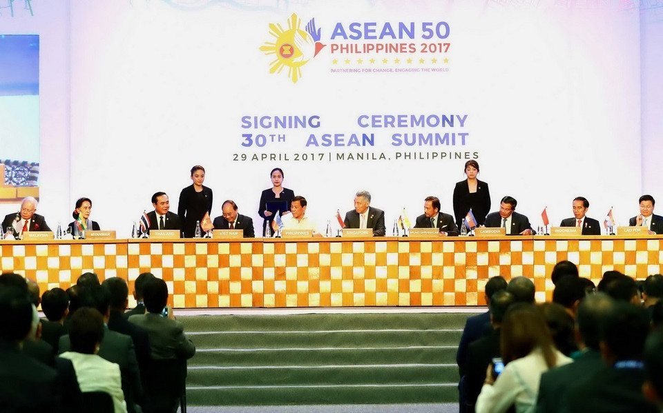 Thủ tướng Nguyễn Xuân Phúc và các trưởng đoàn ký kết các văn kiện tại Hội nghị cấp cao ASEAN lần thứ 30, chiều 29/4/2017, tại Manila, Philippines. (Ảnh: Thống Nhất/TTXVN)