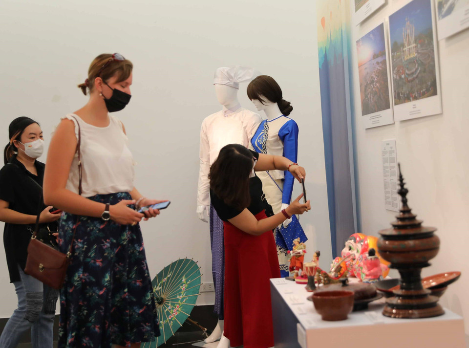 Du khách tham quan triển lãm. (Ảnh: Thanh Tùng/TTXVN)