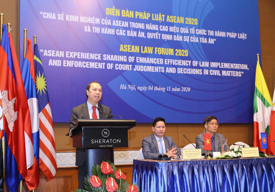 Thứ trưởng Bộ Ngoại giao, Tổng Thư ký Ủy ban quốc gia ASEAN 2020 Nguyễn Quốc Dũng phát biểu tại Diễn đàn pháp luật ASEAN 2020 theo hình thức trực tuyến. (Ảnh: Doãn Tấn/TTXVN)