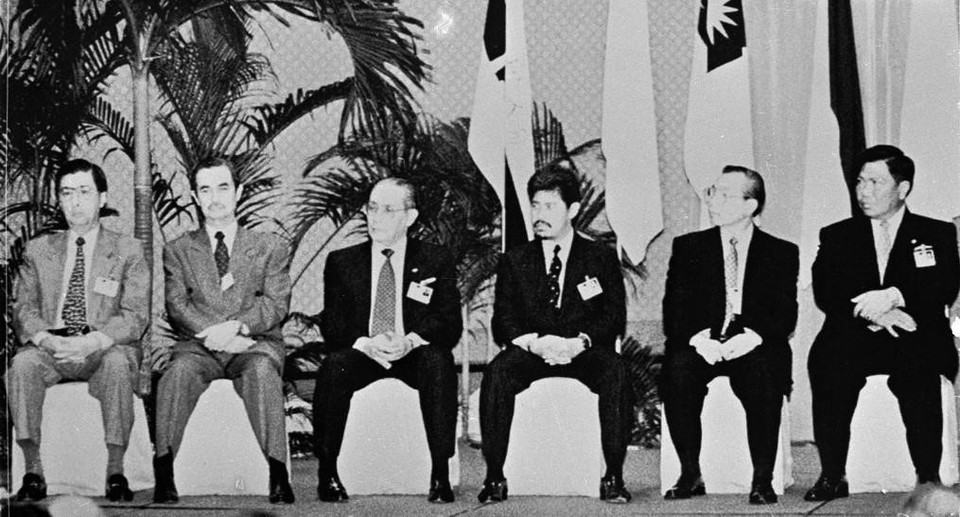 Bộ trưởng Ngoại giao Việt Nam Nguyễn Mạnh Cầm (thứ hai, từ phải sang) và Bộ trưởng Ngoại giao các nước Philippines, Malaysia, Indonesia, Brunei và Thái Lan dự Hội nghị Bộ trưởng Ngoại giao ASEAN lần thứ 12 tại Singapore (13/2/1997). (Ảnh: Tư liệu TTXVN)